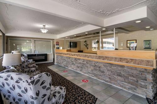 a lobby with a bar with a stone wall at Best Western Inn at Penticton in Penticton