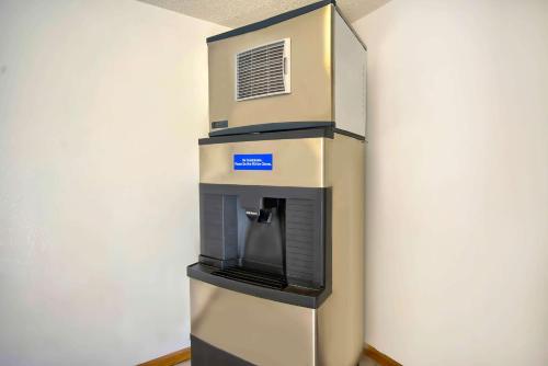 a vending machine with a tv in a room at Motel 6-Grand Rivers, KY in Grand Rivers