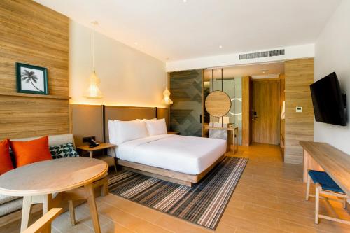 a hotel room with a bed and a table at Holiday Inn Resort Samui Bophut Beach by IHG in Bophut 