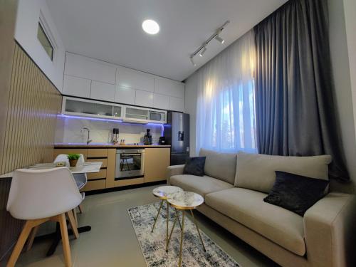 O zonă de relaxare la Fully equipped apartment in the city center with a lake view