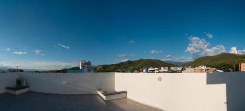 a white wall with a view of a city at HERMOSO APARTAMENTO EN BUGA in Buga