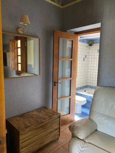 Bilik mandi di Agradable chalet rústico