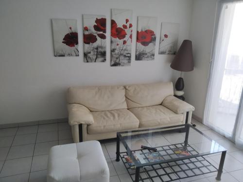 a living room with a couch and a glass table at A Poitiers, 2 chambres, très bel appartement de 65 m2 in Poitiers