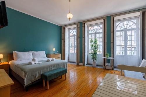 Uma cama ou camas num quarto em CLUBE Charming Apartments - São Bento