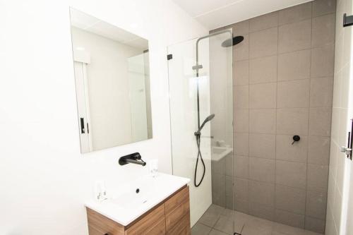 een badkamer met een douche en een wastafel bij Willow Court Unit 3 in Broken Hill