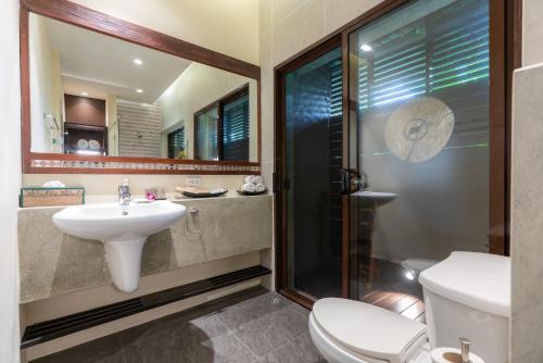 A bathroom at Khaolak Wanaburee Resort - SHA Plus Sandbox