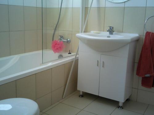 W łazience znajduje się umywalka, toaleta i prysznic. w obiekcie Villa Margarita w mieście Protaras