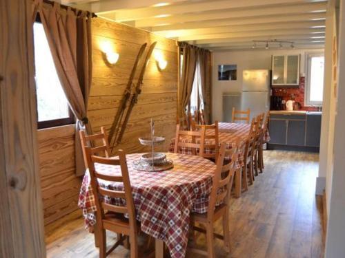 une salle à manger avec une table et des chaises et une cuisine dans l'établissement Chalet confortable, proche des pistes de ski, avec jardin, terrasses couvertes et Wi-Fi à La Bresse - FR-1-589-86, à La Bresse