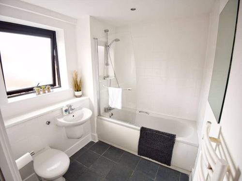 Lovely 1 Bedroom Apartment - Bham City Centre في برمنغهام: حمام ابيض مع مرحاض ومغسلة