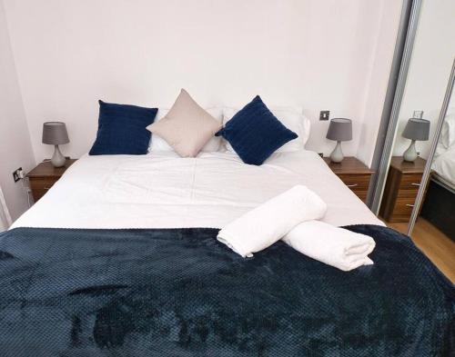 Un pat sau paturi într-o cameră la Lovely 1 Bedroom Apartment - Bham City Centre