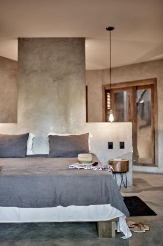a bedroom with a large bed and a window at Villa Mango Jeri in Jericoacoara