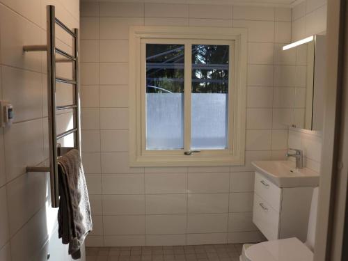 een badkamer met een toilet en een raam bij Holiday home MELLERUD VII in Mellerud
