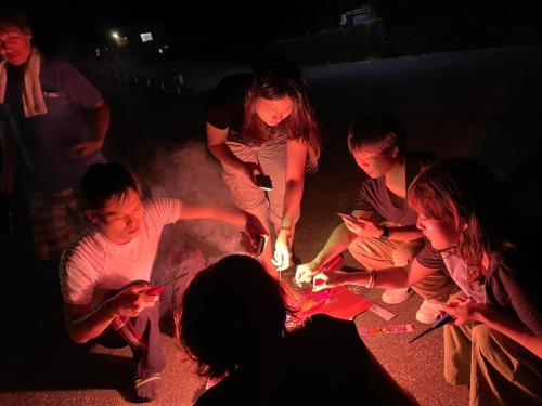 a group of people sitting around a fire at 皆様お宿　海風 in Hiki