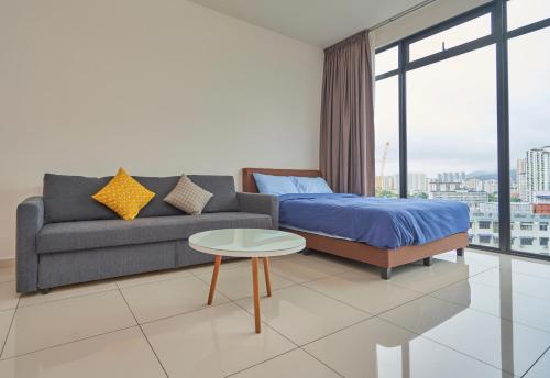 ジョージタウンにある2BR Georgetown Luxury Suite #RoofTopPool #Beaconのソファ、ベッド、テーブルのあるリビングルーム