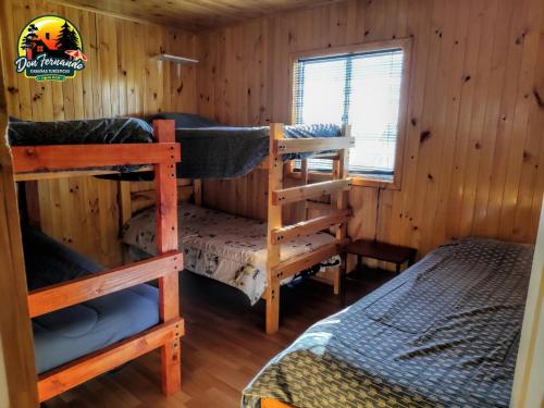 Poschodová posteľ alebo postele v izbe v ubytovaní Cabañas Don Fernando