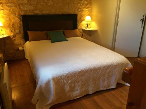 Un pat sau paturi într-o cameră la Gîte Monsac, 2 pièces, 2 personnes - FR-1-616-101