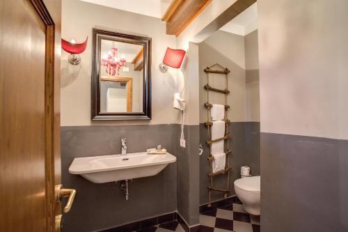 a bathroom with a sink and a toilet at Hotel Borgo Vistalago in Trevignano Romano