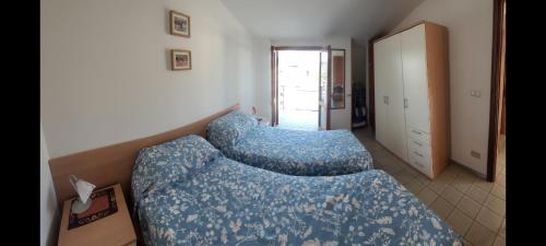 a bedroom with a couch and a bed in it at Stunning views, 2-Bed Apartment in Scalea in Scalea