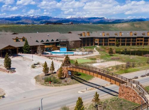 un puente sobre una carretera frente a un edificio en K-Suite-Mt View-Resort-Pool-Hot Tub-Near RMNP & WP, en Granby