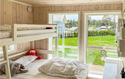 Photo de la galerie de l'établissement 4 Bedroom Amazing Home In Frvik, à Færvik