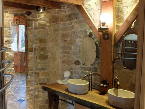 A bathroom at Le Grangeon 01