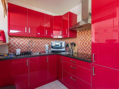 Photo de la galerie de l'établissement Appartement moderne avec parking proche centre et plage - FR-1-4-638, à Saint-Jean-de-Luz