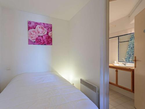 sypialnia z łóżkiem, umywalką i zdjęciem w obiekcie Appartement moderne avec parking proche centre et plage - FR-1-4-638 w mieście Saint-Jean-de-Luz