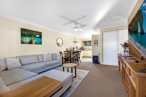 - un salon avec un canapé et une table dans l'établissement Park Beach Retreat, à Coffs Harbour