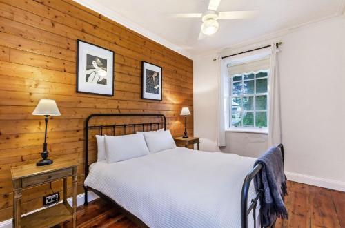 Postel nebo postele na pokoji v ubytování Curragh Cottage