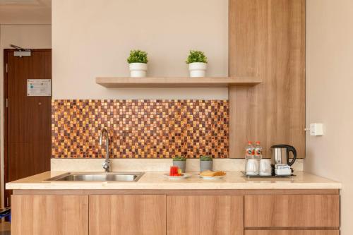Una cocina o zona de cocina en Antero Hotel Jababeka Cikarang