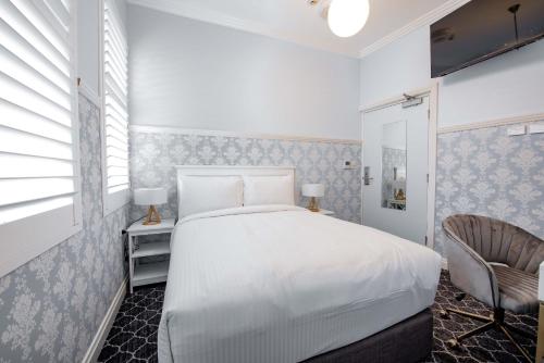 Tempat tidur dalam kamar di Bankstown Hotel