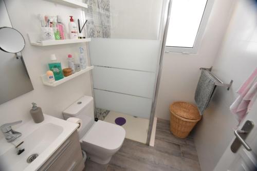 een witte badkamer met een toilet en een wastafel bij Julitte 91 by homeprive in Denia