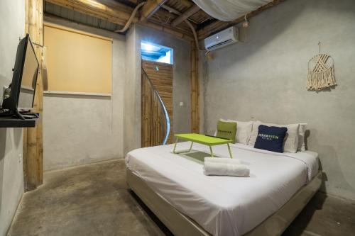 um quarto com uma cama com uma mesa verde em Urbanview Ta-ke Residence Blok M by RedDoorz em Jakarta