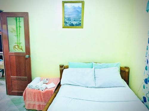 1 dormitorio con cama y puerta en VILLA ROUCHELE KIKAY Resthouse Vacation HOME, 