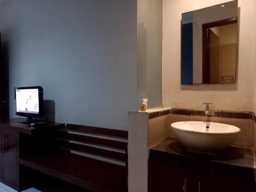 A bathroom at N Hotel Harmoni Jakarta