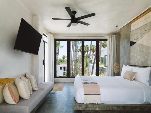 Postel nebo postele na pokoji v ubytování Drift San Jose del Cabo, a Member of Design Hotels