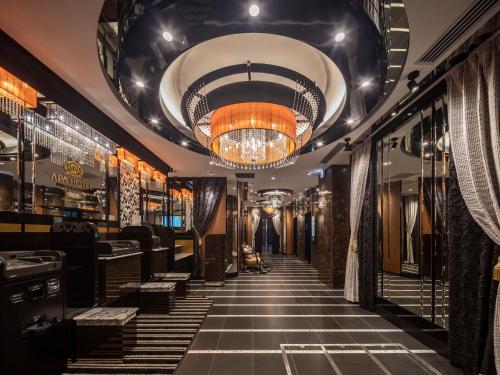 a restaurant with a ceiling with a chandelier at APA Hotel Ueno Ekiminami in Tokyo