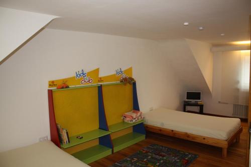 ein kleines Zimmer mit einem Bett und einem Regal in der Unterkunft Holiday home Paula in Neunkirchen