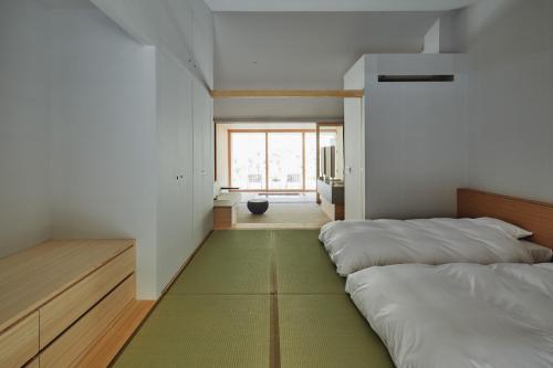 Ein Bett oder Betten in einem Zimmer der Unterkunft Naoshima Ryokan Roka