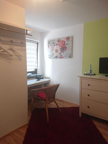a room with a desk and a chair in a room at Landgasthof Gänsberg in Wiesloch