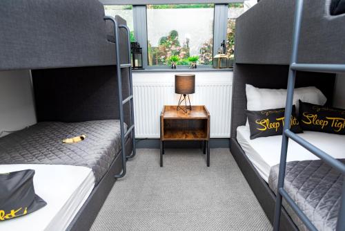 Dviaukštė lova arba lovos apgyvendinimo įstaigoje The Headingley House Leeds - Hot Tub - Sleeps Up To 12 - EV Charging