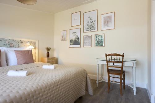 a bedroom with a bed and a desk with a chair at Gîte Des Caves Secrètes in Tiffauges