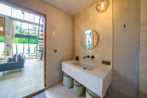 Ein Badezimmer in der Unterkunft Villa Upeksha - Huge 1-bedroom Villa with pool in Pererenan