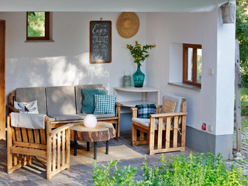 eine Terrasse mit einem Sofa, Stühlen und einem Tisch in der Unterkunft Detailsinn Apartment - DorfResort Mitterbach in Mitterbach