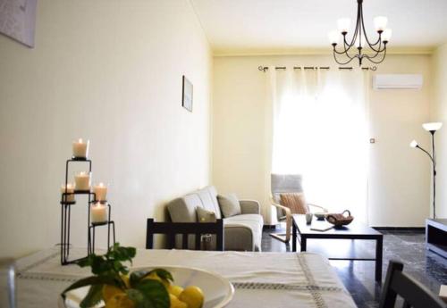 ein Wohnzimmer mit einem Tisch mit einem Obstteller in der Unterkunft Marble Cool 2-bedroom Down Town Yard House in Kissamos