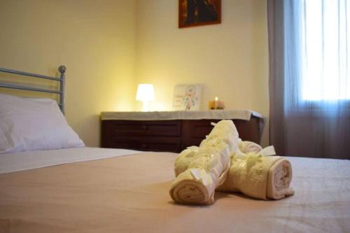 ein Schlafzimmer mit einem Bett mit Handtüchern darauf in der Unterkunft Marble Cool 2-bedroom Down Town Yard House in Kissamos