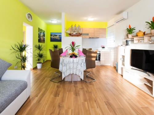 Zdjęcie z galerii obiektu Simplistic Apartment in Vir with Garden w mieście Vir