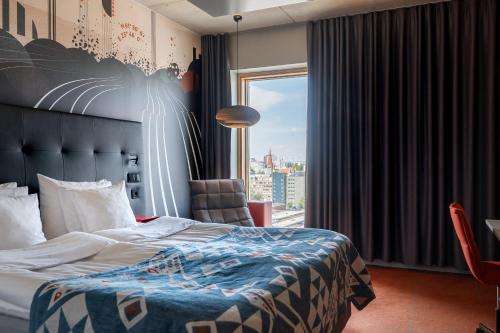 una camera d'albergo con letto e finestra di Solo Sokos Hotel Torni Tampere a Tampere