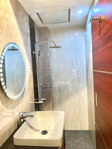 a bathroom with a sink and a mirror at Petro Inn Takengon in Takengon