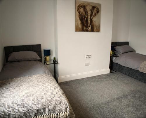 Postel nebo postele na pokoji v ubytování Luke Stays - Dacre Street
